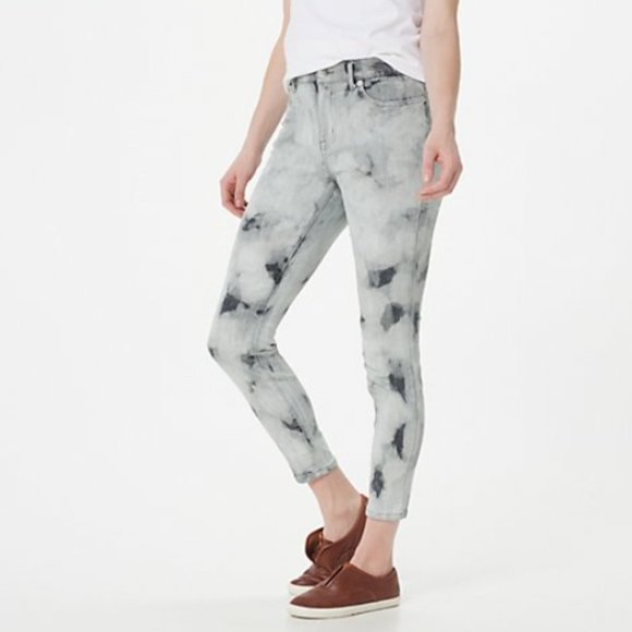 *LOGO by Lori Goldstein Petite Cloud Wash Skinny Jeans | Grey Gravel - Picture 1 of 2